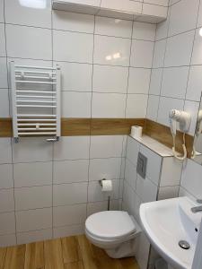 bagno con servizi igienici e lavandino di Wojtecki Apartamenty a Pobierowo