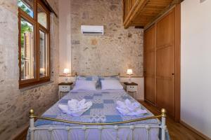 Un dormitorio con una cama con flores. en Villa Casa Atitamo, en Rethymno 39 fotos más