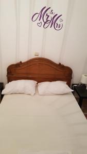 Posteľ alebo postele v izbe v ubytovaní Filopappou Hill Apartment