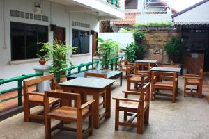 A restaurant or other place to eat at โรงแรมตีฆ้อง - Tri Gong Hotel