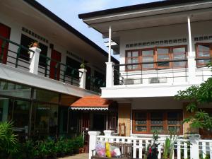 a building with a white fence in front of it at โรงแรมตีฆ้อง - Tri Gong Hotel in Chiang Mai