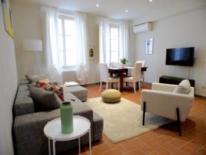 un soggiorno con divano e tavolo di Casa dei Glicini a Lucca