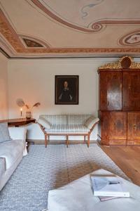 - un salon avec un canapé et un tableau au plafond dans l'établissement Castello Fai, à Fai della Paganella