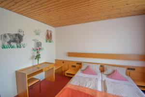 מיטה או מיטות בחדר ב-Hotel Laufelder Hof