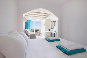 Postel nebo postele na pokoji v ubytování Poseidon Blue Gastronomy Hotel