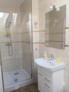 拉伊恰的住宿－Leniwy Motyl，带淋浴和盥洗盆的浴室