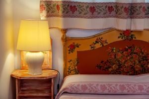 
a bedroom with a bed and a lamp at Saltara in Santa Teresa Gallura
