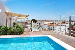 balkon z basenem w budynku w obiekcie Catalonia Santa Justa w Sewilli