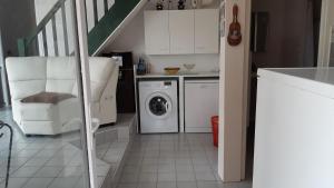 a laundry room with a washer and dryer and a staircase at Villa patio à 200 m de la plage à Capbreton in Capbreton