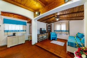 A television and/or entertainment centre at Casa Saltara