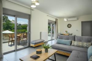 una sala de estar con un sofá y una mesa en Villa Lunea, en Kalamaki