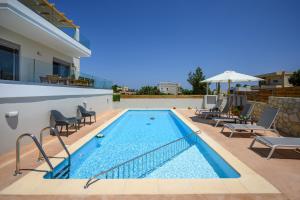 una piscina en el tejado de una casa en Villa Lunea, en Kalamaki