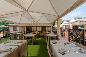 Reštaurácia alebo iné gastronomické zariadenie v ubytovaní Camping Village Mugello Verde