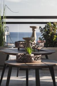 una mesa con una planta encima en Sea view super romantic apartment en Atenas
