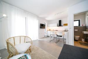 salon i kuchnia z krzesłem i stołem w obiekcie Mari House w mieście Malinska