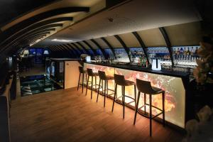 Ο χώρος του lounge ή του μπαρ στο HÔTEL & SPA Panorama 360