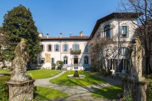 an exterior view of a mansion with a garden at Atellani Apartments in Milan
