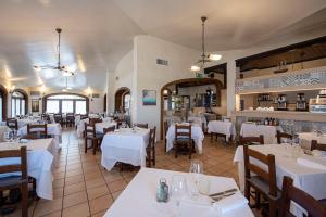 Reštaurácia alebo iné gastronomické zariadenie v ubytovaní Hotel Cristoforo Colombo