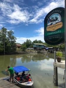 un groupe de personnes dans un bateau sur l'eau dans l'établissement Baan Bon Resort Bang Tabun, à Phetchaburi