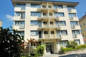 een appartementencomplex met balkons in een straat bij PABS Résidences - Kronenstrasse 37 (36) in Zürich