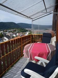 balcone con tavolo, sedie e vista di Ferienwohnung mit Aussicht a Eberbach
