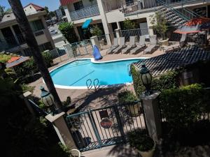an overhead view of a swimming pool at a hotel at Tarzana Inn in Tarzana