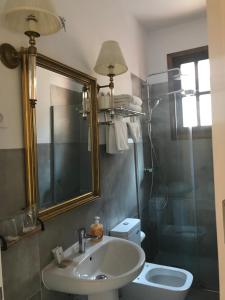 Ein Badezimmer in der Unterkunft Hotel Spa Salinas de Imón