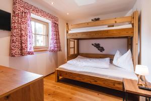 Postel nebo postele na pokoji v ubytování Appartementhaus Plainstöckl Hotel Gasthof Maria Plain
