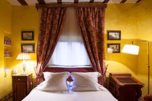 Ein Bett oder Betten in einem Zimmer der Unterkunft Hotel Spa Salinas de Imón