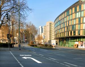 een lege straat in een stad met een gebouw bij Hotel Apadana Frankfurt in Frankfurt am Main