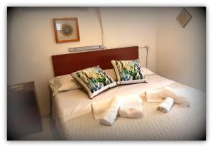 a bedroom with a bed with two towels on it at Casa Giavada Steripinto in Sciacca