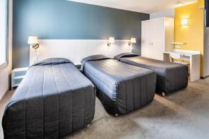 Postel nebo postele na pokoji v ubytování Hôtel Acadia + 17 fotografií