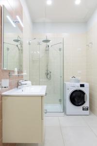 łazienka z pralką i prysznicem w obiekcie Dioniso’s Luxury Apartments Municipio w mieście Napoli