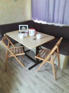 AccumoliにあるLago Secco Bed & Breakfast Country Houseのテーブル(椅子2脚付)とテーブル(カップ2つ付)