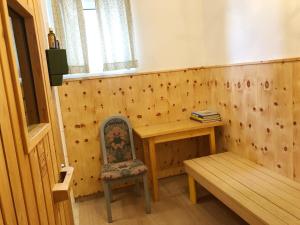 Holzzimmer mit einem Schreibtisch und einem Stuhl in der Unterkunft Haus Hoffmann in Sonnenalpe Nassfeld