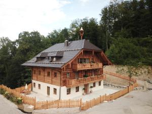 una grande casa in legno con tetto in metallo di Appartementhaus Plainstöckl Hotel Gasthof Maria Plain a Salisburgo