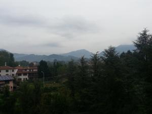 Vista generica sulle montagne o vista sulle montagne dall'interno dell'hotel