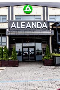 切爾諾夫策的住宿－Aleanda，大楼前的aania标志