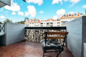 Balkón nebo terasa v ubytování Vintage Estoril Apartment - 15 min walk to the sea!