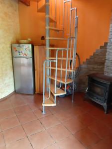 Una escalera en una cocina con nevera y fogones. en zacisze, en Junoszyno