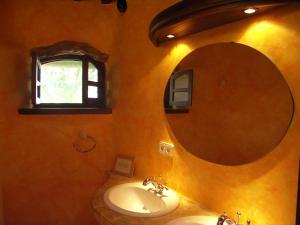 uma casa de banho com um lavatório e um espelho em Casa Niro em Tías