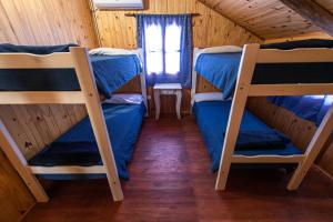 Una cama o camas cuchetas en una habitación  de Cabañas del Parador