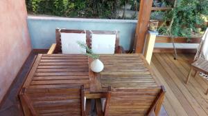 un tavolo in legno e 2 sedie su un portico di Blulatte a Valledoria