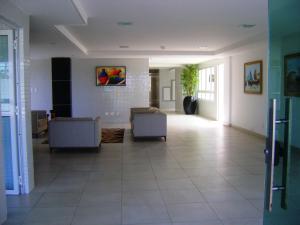 sala de estar con 2 sillas y suelo de baldosa. en Apartamento Cabo Branco Beira-Mar, en João Pessoa