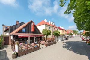 a town street with a building and a store at Villa & Restaurant ADMIRAL NELSON in Hel