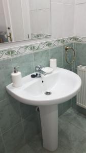 uma casa de banho com um lavatório branco e um espelho. em Finca San Mateo em Vera