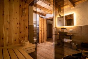 Koupelna v ubytování Wochenbrunner Chalets + 23 fotografií