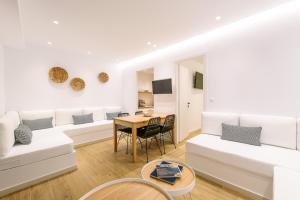 マタラにあるMatala Luxury Apartmentsのリビングルーム(白いソファ、テーブル付)