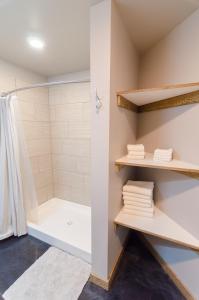 Kylpyhuone majoituspaikassa Glacier Suites #1