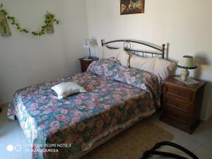 una camera da letto con un letto con un cuscino e un comodino di Casa Ateleta LU.PA. ad Ateleta